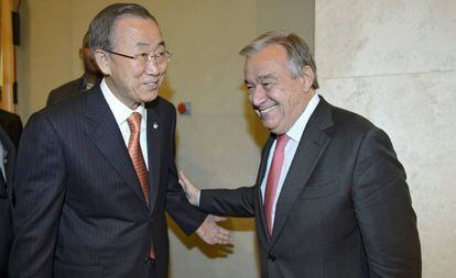 El saliente secretario general de la ONU, Ban Kin-moon, conversando con Antonio Guterres durante una cumbre de la ONU en Ginebra, Suiza, en 2014. 