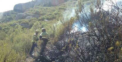 Els Bombers treballen en l&#039;incendi de Margalel. 