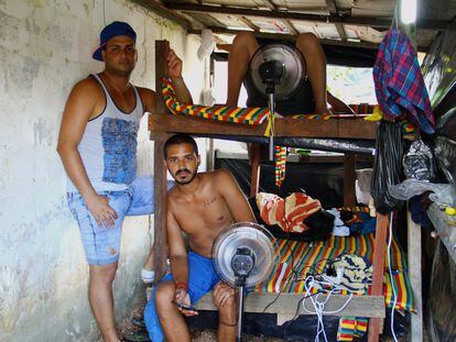Durante más de dos meses, cubanos migrantes han permanecido en una bodega privada en Turbo. Los habitantes del pueblo les han ofrecido los materiales para acondicionar el espacio como dormitorios.