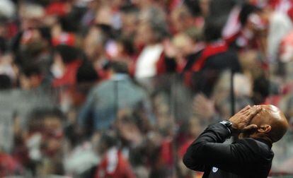Luciano Spalletti, entrenador del Zenit, se lamenta de la derrota y eliminación de su equipo ante el Benfica.