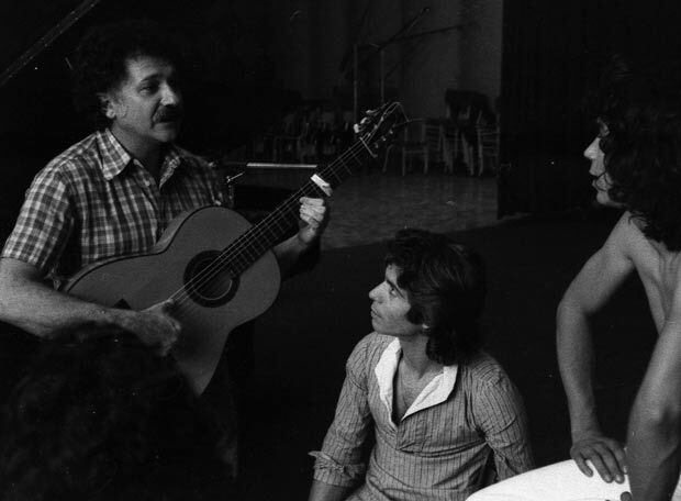Ricardo Pachón da instrucciones con la guitarra a Camarón de la Isla y Raimundo Amador durante la grabación de 'La leyenda del tiempo' (1979).