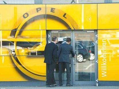 La entrada de Opel en Ruesselsheim, Alemania