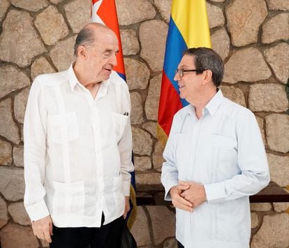 Colombian Foreign Minister Álvaro Leyva and his Cuban counterpart, Bruno Rodríguez, in Havana.