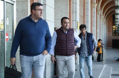 Manuel Hernández (en el centro) a su salida de la reunión en el Ministerio de Transportes, este jueves.