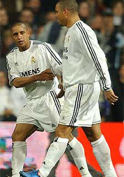 Roberto Carlos es felicitado por Ronaldo después de marcar su gol.
