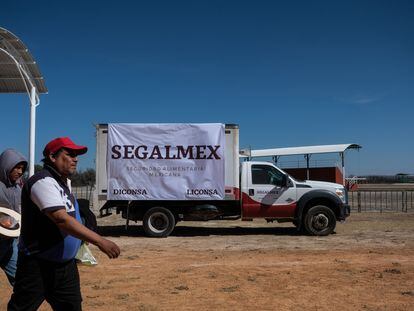 Dos hombres se dirigen a una presentación de Segalmex llevada a cabo por López Obrador en el poblado de Cedral (San Luis Potosí), en 2019.
