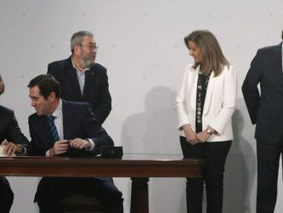 Los m&aacute;ximos l&iacute;deres patronales y sindicales junto al presidente del Gobierno, Mariano Rajoy, y la ministra de Empleo, F&aacute;tima B&aacute;&ntilde;ez, durante la firma del &uacute;ltimo acuerdo sobre medidas para activar el mercado laboral.