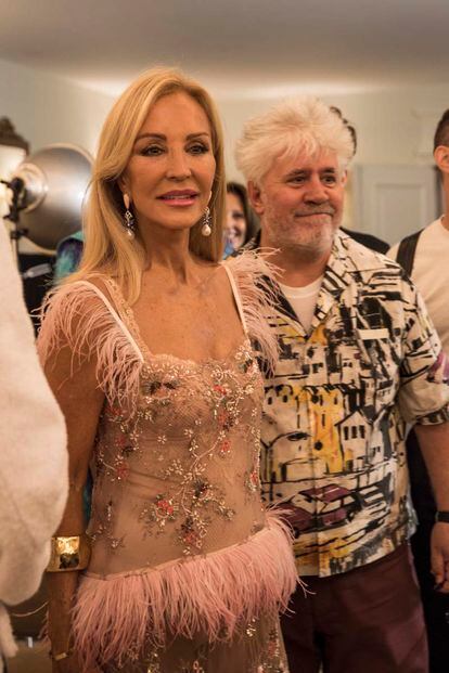 Muchas celebrities nacionales e internacionales se dejaron ver por el desfile de Palomo Spain. En la imagen, Pedro Almodóvar y Carmen Lomana.