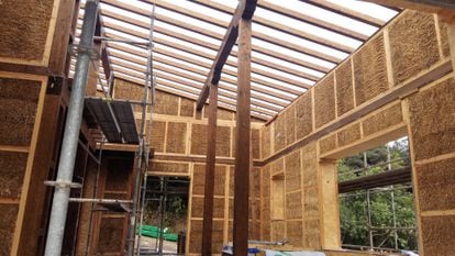 Construcción de una casa de paja con paneles prefabricados.