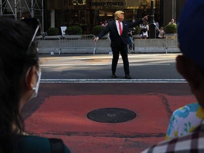 Un hombre disfrazado de Donald Trump pretende dirigir el tráfico ante la residencia del magnate, este miércoles en Nueva York.