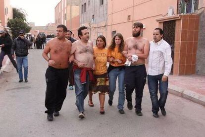 Momento de la detenci&oacute;n de los activistas canarios en El Aai&uacute;n.