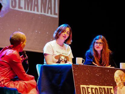 Lucía Lijtmaer e Isa Calderón entrevistan a Patricia Sornosa en el decorado de 'Deforme Semanal'.