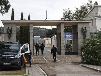 La policía vigila el cementerio de El Pardo-Mingorrubio desde hace 10 días y solo permite el paso a empleados y familiares de personas enterradas allí