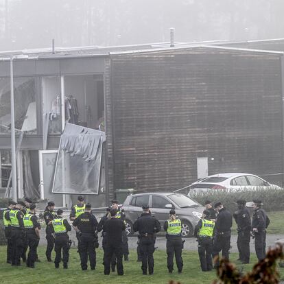 Agentes de policía frente a un edificio dañado tras una fuerte explosión en el área residencial de Storvreta, a las afueras de Uppsala (Suecia), el 28 de septiembre.