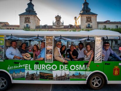 La asociación El Hueco ha fletado un mini autobús eléctrico por la repoblación con el lema Conoce El Burgo de Osma, dentro del programa Presura contra el abandono rural.