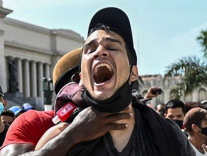 Un joven es arrestado durante las protestas en La Habana, el domingo 11 de julio de 2021.