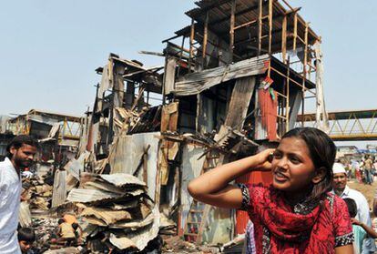 Rubina Ali, la niña protagonista de la película 'Slumdog Millionaire',en la chabola en la que vivía en un barrio de infraviviendas de Bombay.