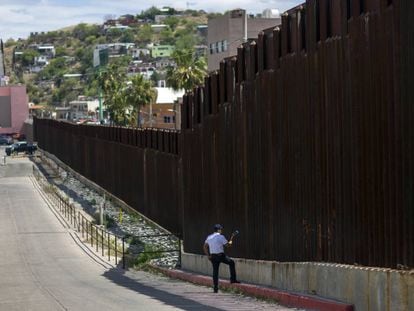 Un hombre en Estados Unidos habla el pasado sábado con su esposa al otro lado de la frontera en México