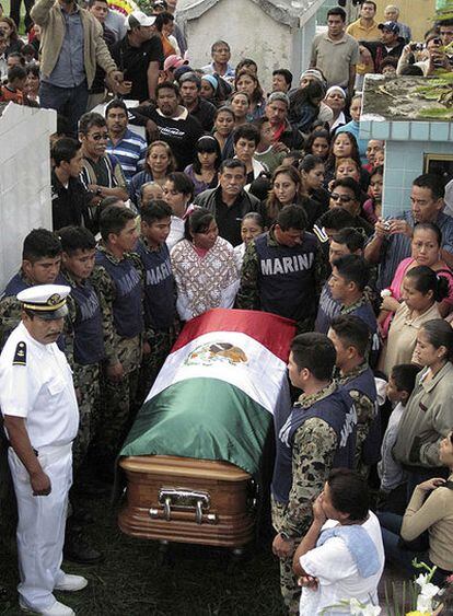 Varios infantes de marina trasladan el ataúd de su compañero que murió la semana pasada durante el operativo donde fue abatido el capo Beltrán Leyva