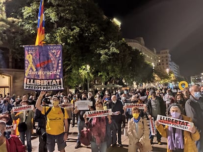 Concentración contra la operación de la Guardia Civil esta noche en Barcelona.