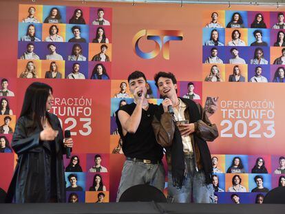 Los cantantes Naiara, Juanjo Bona y Álvaro Mayo, durante la firma de discos de la edición de 'Operación Triunfo' de 2023, en el Palacio de Congresos de Zaragoza, el pasado enero.