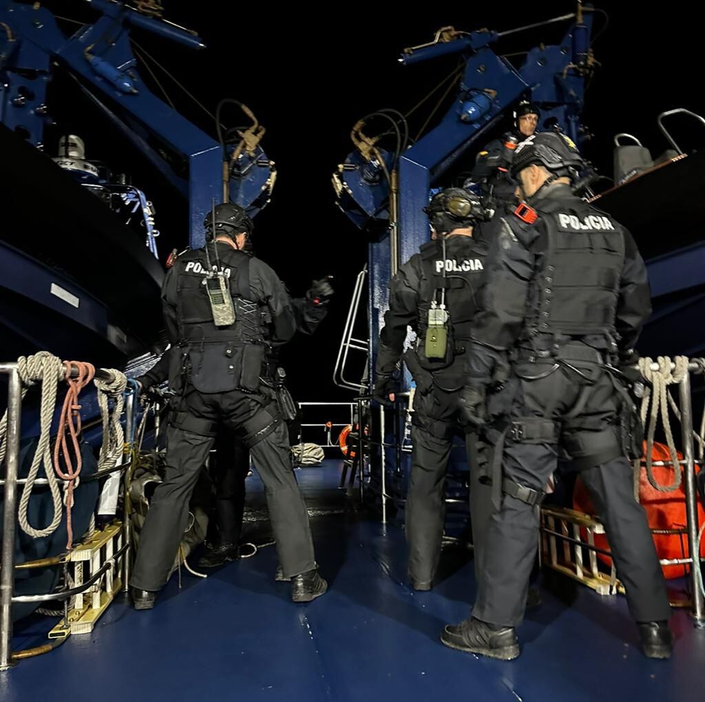 El equipo de los GEO, listo para ir al abordaje del 'Sea Paradise'. Foto cedida por la policía.