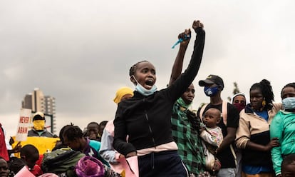 Un grupo de ciudadanos protesta contra la brutalidad policial en el asentamiento de Mathare, en Nairobi, capital de Kenia, el 8 de junio de 2020.