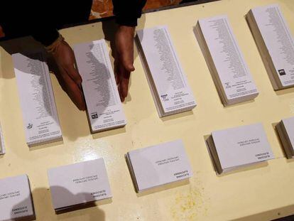 Un operario coloca papeletas electorales en el Ayuntamiento de Barcelona.
