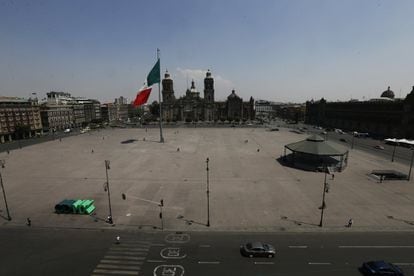La explanada del Zócalo de la Ciudad de México vacía durante un periodo de confinamiento por la pandemia de la covid-19.