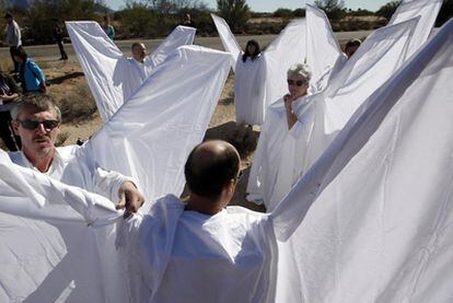 Personas vestidas de ángeles a la entrada de la iglesia de St. Elizabeth Ann Seton, en Tucson, para impedir que miembros de la iglesia del fanático Fred Phels molesten a la familia de Christina Green.