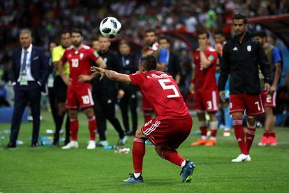 Tras el intento fallido de voltereta, Mohammadi saca de banda de manera tradicional en el partido contra España.