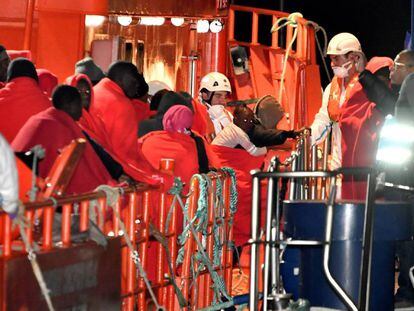 Llegada de los inmigrantes rescatados a su llegada al puerto de Almería. 
