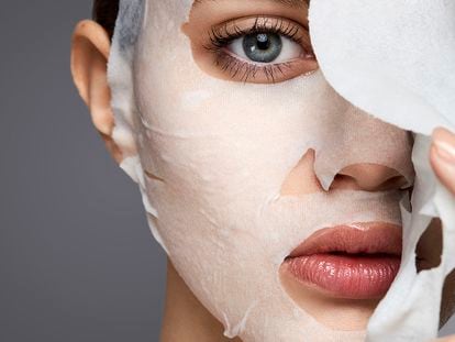 Aplicar y retirar bien una mascarilla facial es tan importante para su efectividad como elegir una adecuada.