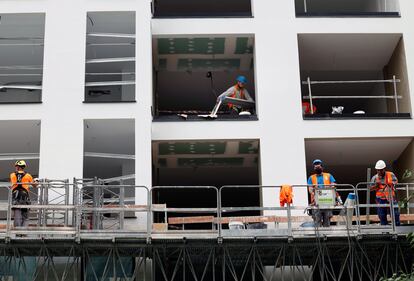 Obras de construcción de vivienda nueva en Valencia, a finales de mayo.