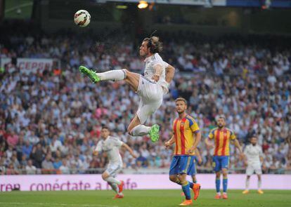 Bale trata de controlar el balón