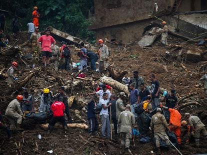Rescatistas cargan cuerpos de víctimas del deslizamiento de lodo en Petrópolis, Brasil