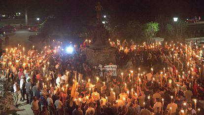 Decenas de supremacistas blancos con antorchas de fuego, el viernes en Charlottesville