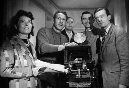Jacques Becker, con jersey, en el rodaje de 'os amantes de Montparnasse' (1958).