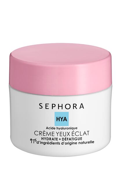 Crema iluminadora contorno de ojos de Sephora Collection. Relaja y revitaliza el área de los ojos a través de una fórmula con un 97% de ingredientes naturales. Por supuesto, hidrata al incorporar ácido hialurónico y aporta tono gracias a la cafeína.