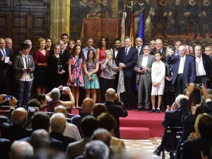 Los galardonados con el presidente de la Generalitat, Ximo Puig.