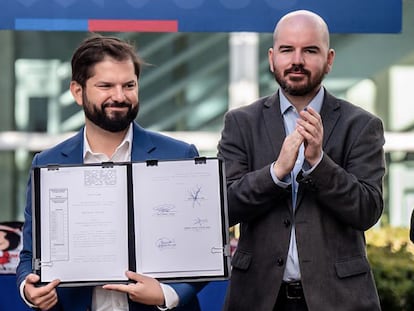 Gabriel Boric y Giorgio Jackson en la Feria de Emprendedoras en Santiago, Chile.