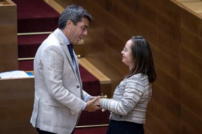 La diputada Mar Galcerán, con el presidente valenciano, tras jurar el cargo el pasado miércoles.  
