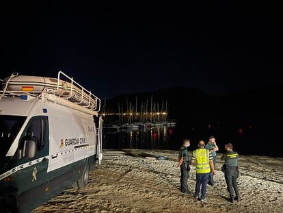 Un equipo de la Guardia Civil durante el dispositivo de búsqueda de la menor en el pantano de San Juan este martes.