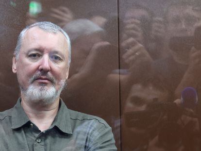 El nacionalista ruso crítico con el Kremlin, Igor Girkin, tras de una pantalla de cristal en una vista judicial en Moscú este viernes.