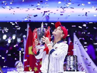 Barty posa con el trofeo de campeona en Shenzhen.