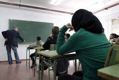 Touriya, de 14 años, estudia en el instituto Luis Buñuel, de Alcorcón, donde se permite a las alumnas llevar pañuelo.