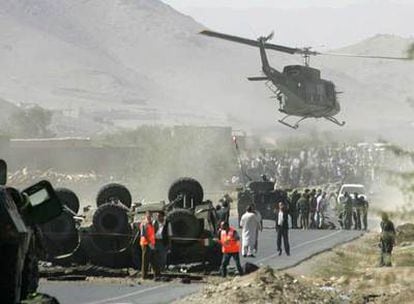 Un helicóptero militar sobrevuela el escenario de un atentado en una carretera al sur de Kabul, en septiembre de 2006.