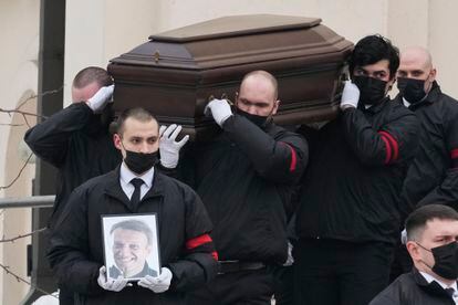 Workers carry Alexei Navalny's coffin after his funeral, this Friday in Moscow.