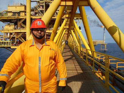 Un trabajador, en una plataforma petrolera de la Sonda de Campeche.