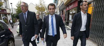 El vicepresidente del Frente Nacional, Florian Philippot (centro), hace campaña electoral en la localidad de Forbach, al este de Francia.
